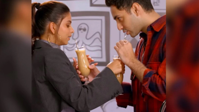 Aksi Milkshake Challenge Suhana Khan dengan Agastya Nanda di Film The Archie Menuai Sorotan
