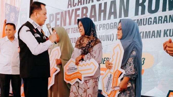 Pj Gubernur Agus Fatoni Serahkan Kunci Rumah Layak Huni kepada Warga Penerima Manfaat di Kawasan Plaju Palembang