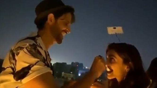 Video Jadul Hrithik Roshan dan Deepika Padukone Suap-Suapan di Lokasi Syuting Film Beredar Viral