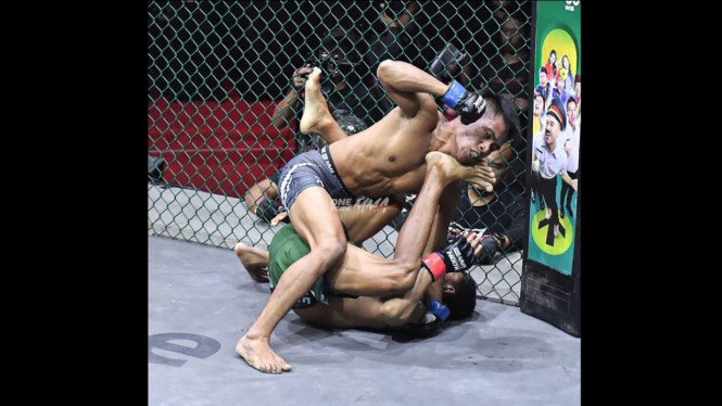 Lipin Sitorus kalahkan Ade Permana kelas atomweight One Pride MMA 75