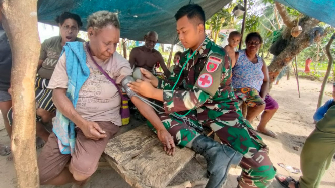Masuk Kampung Tomer, Pasukan Lipan Beri Perhatian Soal Kesehatan Kepada Warga