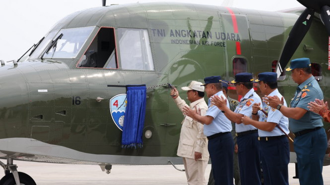 Menhan Prabowo Serahkan 5 Unit Pesawat NC-212i kepada TNI AU