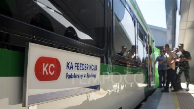 Perjalanan KA Feeder Tertemper Mobil, KCIC Alihkan Jadwal Penumpang Kereta Cepat Whoosh yang Terhambat