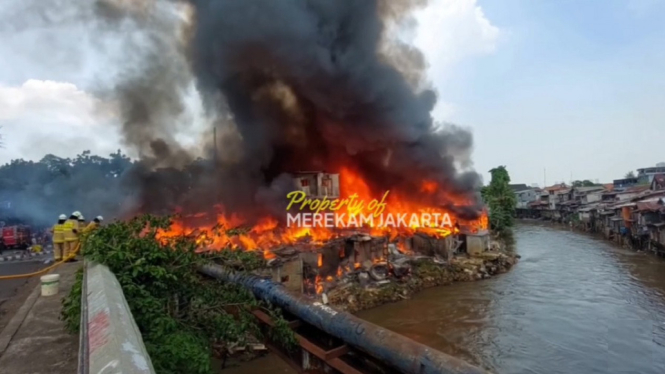 Video Detik-Detik Kebakaran Hebat Melanda Kawasan Permukiman Padat Penduduk di Manggarai