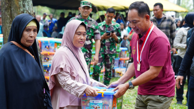 Peduli Sosial, Panglima TNI Jenderal TNI Agus Subiyanto Bagikan 2.000 Paket Sembako