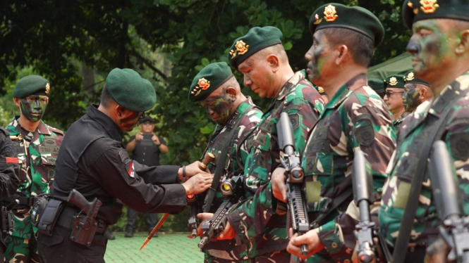 Pangkostrad Letjen TNI Muhammad Saleh Mustafa Terima Brevet Intai Tempur