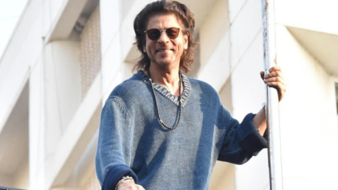 Lagi, Shah Rukh Khan Lakukan Ritual Sapa Penggemar di Luar Mannat