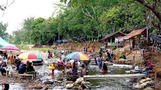 Menikmati Sensasi Liburan Eksotis Sambil Makan di Pinggir Sungai Bronjong Lampung