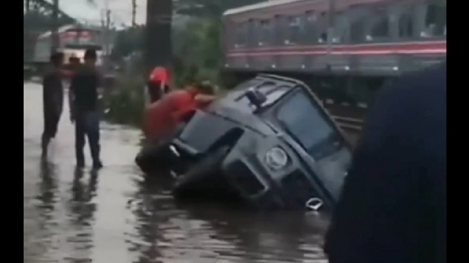 Video Viral Mobil Mewah Kejebur Got saat Hujan Deras Mengguyur Jakarta, Netizen: Mobil Mahal Boos