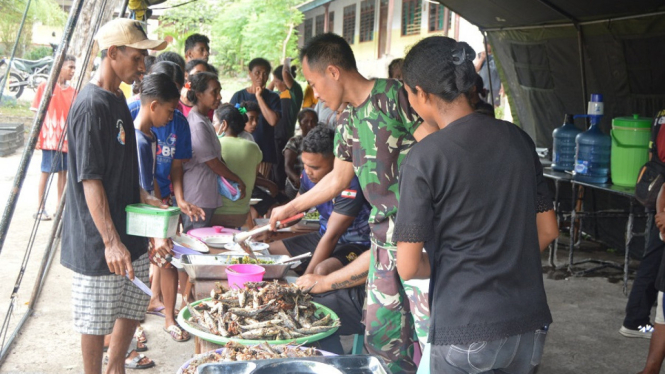 Kapuspen TNI: TNI Dirikan Tenda Kesehatan dan Dapur Umum Bantu Korban Erupsi Gunung Lewotobi NTT