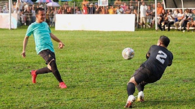 Gibran Rakabuming dan Raffi Ahmad Tanding Bola di Acara ‘Samsul Mini Soccer’ Ambon