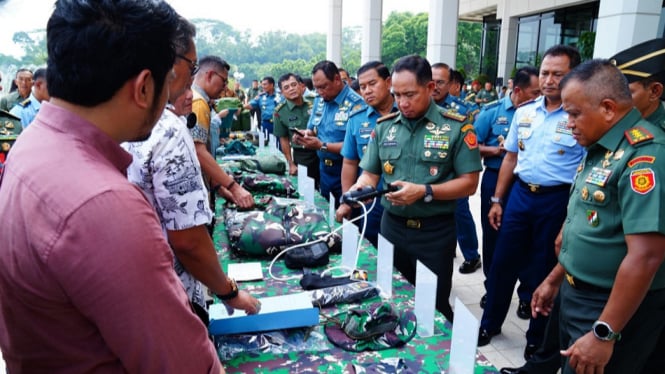 Panglima TNI Mengecek Perlengkapan  Operasi Dalam Negeri 2024