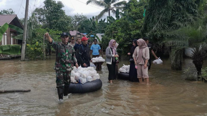 TNI Bersama Masyarakat Bantu Distribusi Sembako untuk  Korban Banjir Kalimantan Selatan