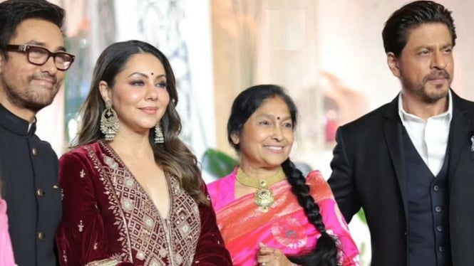 Momen Langka Saat Shah Rukh Khan Berpose Bersama Aamir Khan di Pesta Resepsi Pernikahan