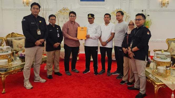 PJ Gubernur Sulsel Bahtiar Baharudin Menyerahkan Berkas Pindah TPS dari DKI Jakarta ke Kota Makassar