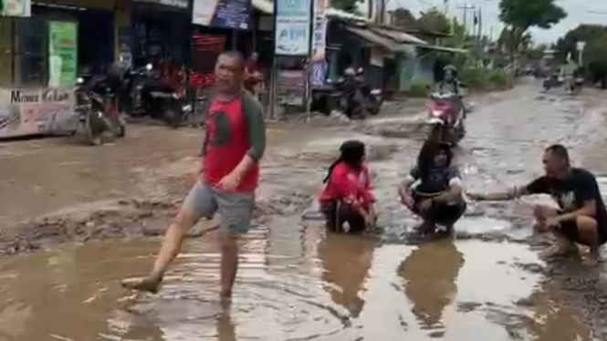 Seorang Tiktokers Kembali Soroti Kondisi Jalan Rusak di Lampung