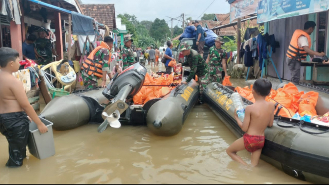 Prajurit TNI AD Distribusikan Bantuan Logistik untuk Korban Banjir di Musi Rawas Utara