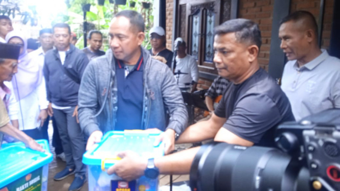 Panglima TNI Bagikan 300 Paket Sembako Untuk Pesantren dan Masyarakat