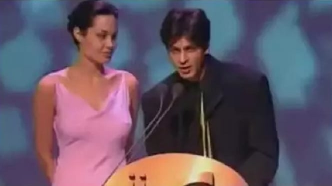 Video Saat Angelina Jolie Terkesima Pesona Shah Rukh Khan di Penghargaan IIFA 2000