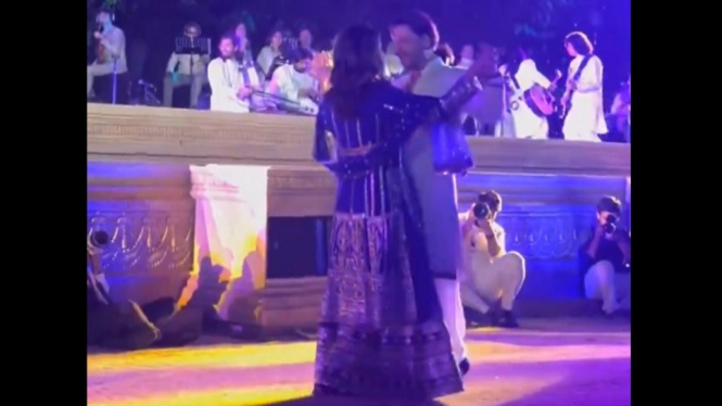 Romantisme Shah Rukh Khan dan Sang Istri, Gauri Khan, Ketika Menari Lagu 'Main Yahaan Hoon'
