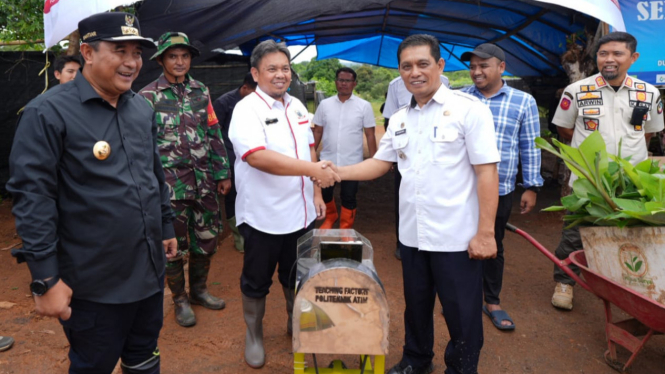 Pj Gubernur Bahtiar Serahkan Bantuan Alat Perajang Pisang untuk Kecamatan Mare