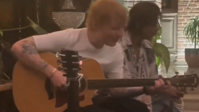 Video Shah Rukh Khan Terpesona saat Menikmati Petikan Gitar dan Nyanyian Ed Sheeran di Mannat