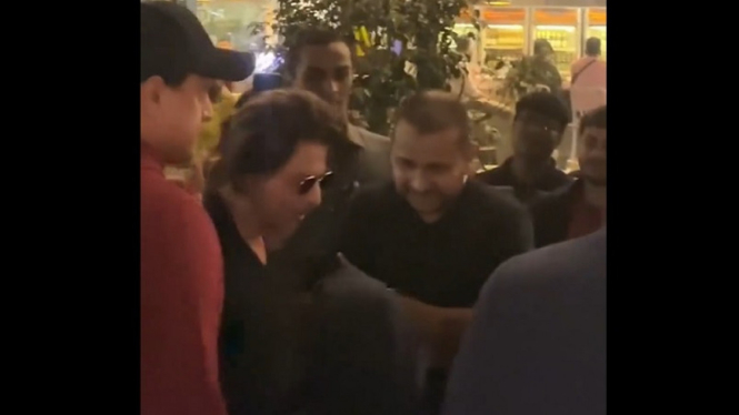 Momen saat Shah Rukh Khan Berinteraksi dengan Beberapa Anak dengan Penuh Cinta di Bandara