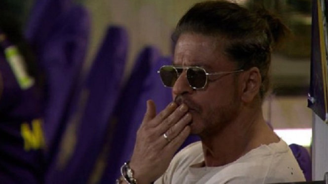Shah Rukh Khan Tertangkap Kamera Sedang Merokok di Tribun Penonton Pertandingan Kriket