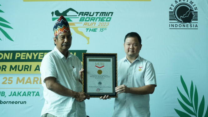 Director BUMI & CEO Arutmin, Ido Hutabarat (kiri) menerima penghargaan MURI dari Osmar Susilo selaku Direktur MURI pada 25 Maret 2024 di Jakarta