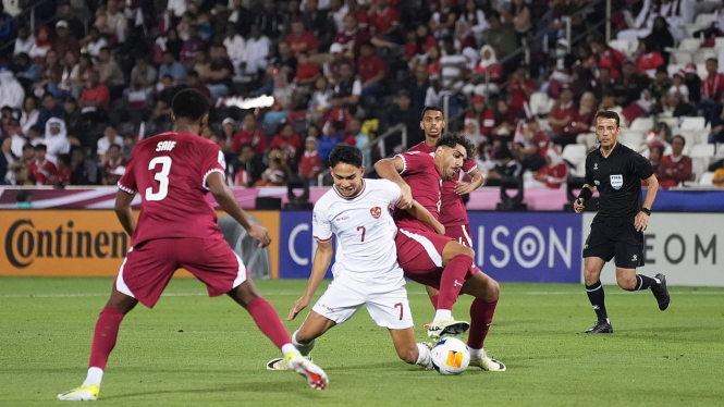 Wasit Nasrullo saat memimpin Piala AFC U-23 : Qatar 2-0 Indonesia