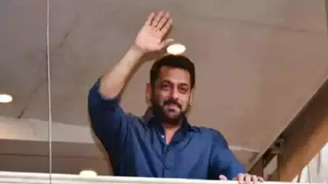 Salman Khan Akhirnya Keluar dari Rumahnya dengan Penjagaan Ketat Pasca Insiden Penembakan