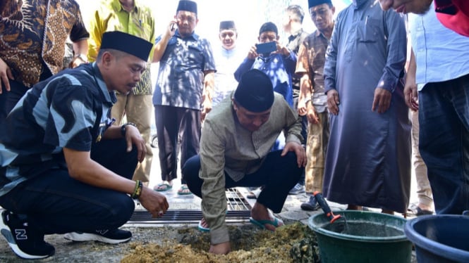 Pj Gubernur Sulsel Lakukan Peletakan Batu Pertama Pembangunan Menara Masjid Nurul Ilmi Himal SMPPSMADAGA Bone