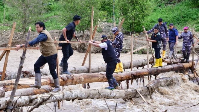 Lewati Jembatan Darurat, Pj Gubernur Bahtiar Temui Korban Bencana di Latimojong dan Bajo Barat