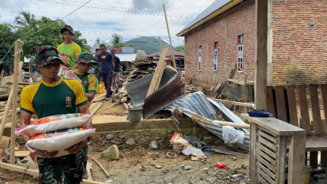 Bantuan Pangkostrad untuk korban bencana di  Luwu