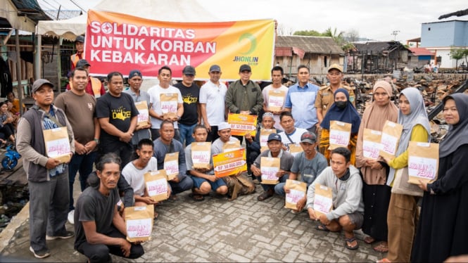 H Isam Owner Jhonlin Group Bagikan Santunan Korban Kebakaran