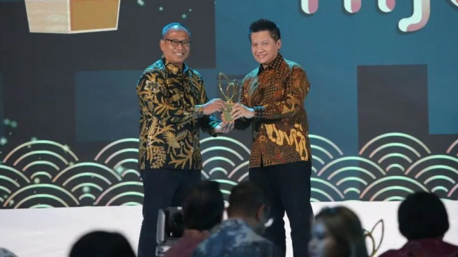 Perwakilan BUMI menerima penghargaan dalam Anugerah Ekonomi Hijau 2024