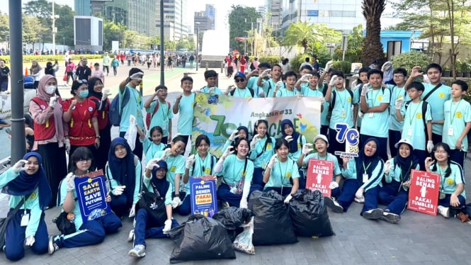 PELAJAR SMP LABSCHOOL RAWAMANGUN TURUN KE JALAN BERSIHKAN SAMPAH CFD