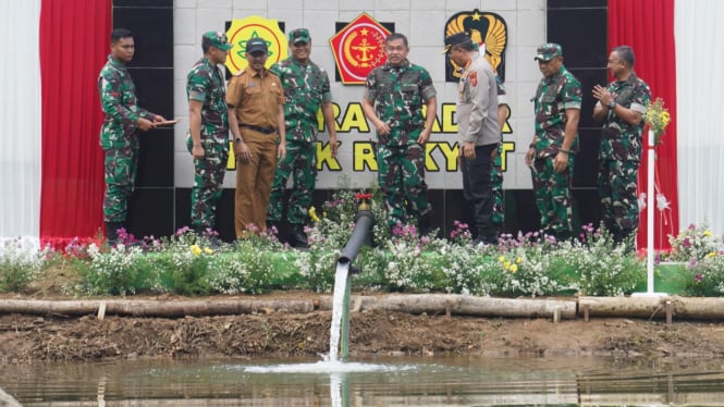 KASAD Bersama Pangkostrad Resmikan Program Pipanisasi