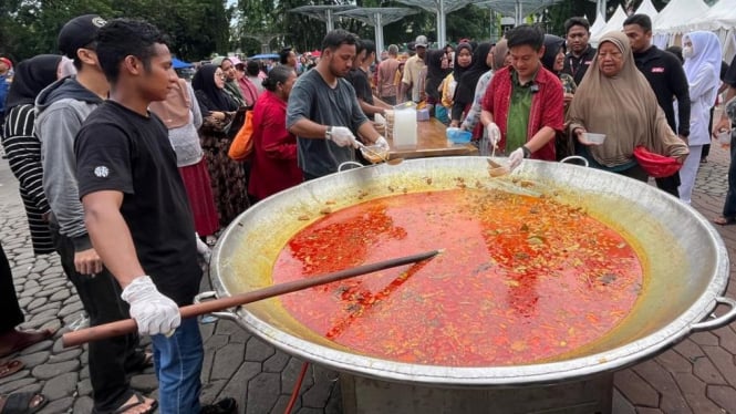 ANTV Bagikan Ribuan Paket Makanan di 7 Lokasi Syuting Masak Besar