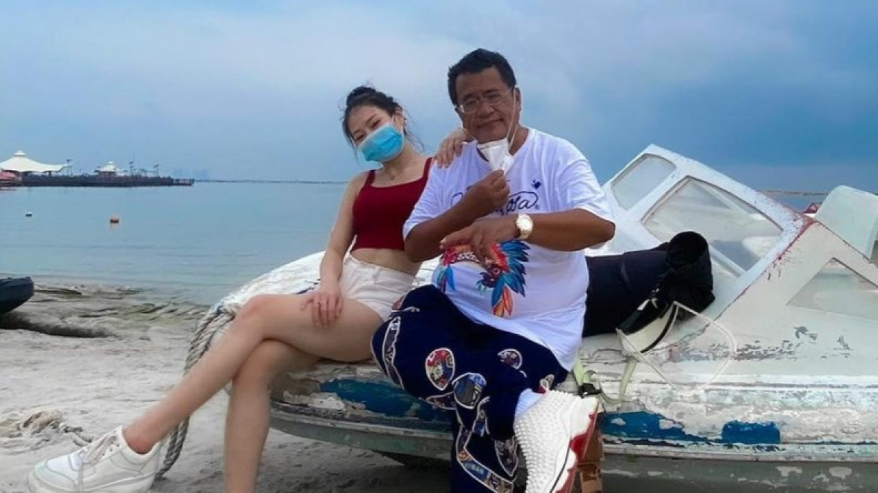 Heboh, Vey Ruby Jane Dihadiahi Tas Branded Dari Hotman Paris