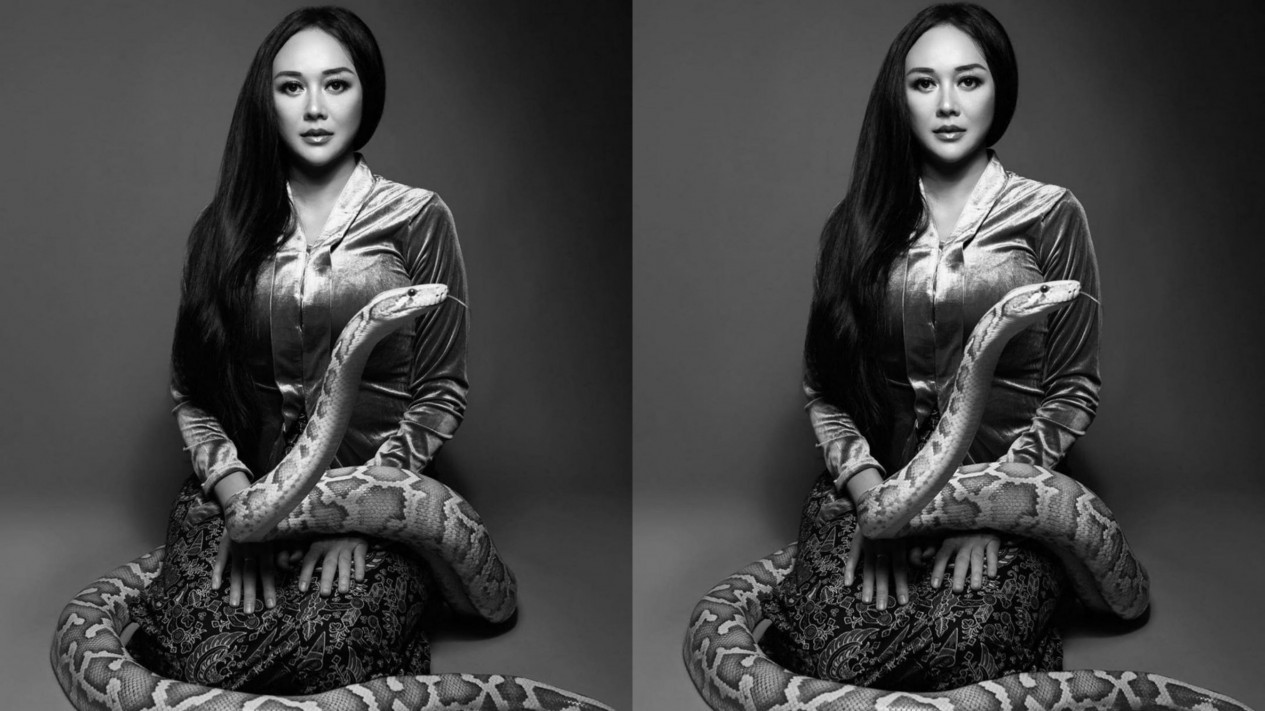 Ikki qiz ozini sikishyapti