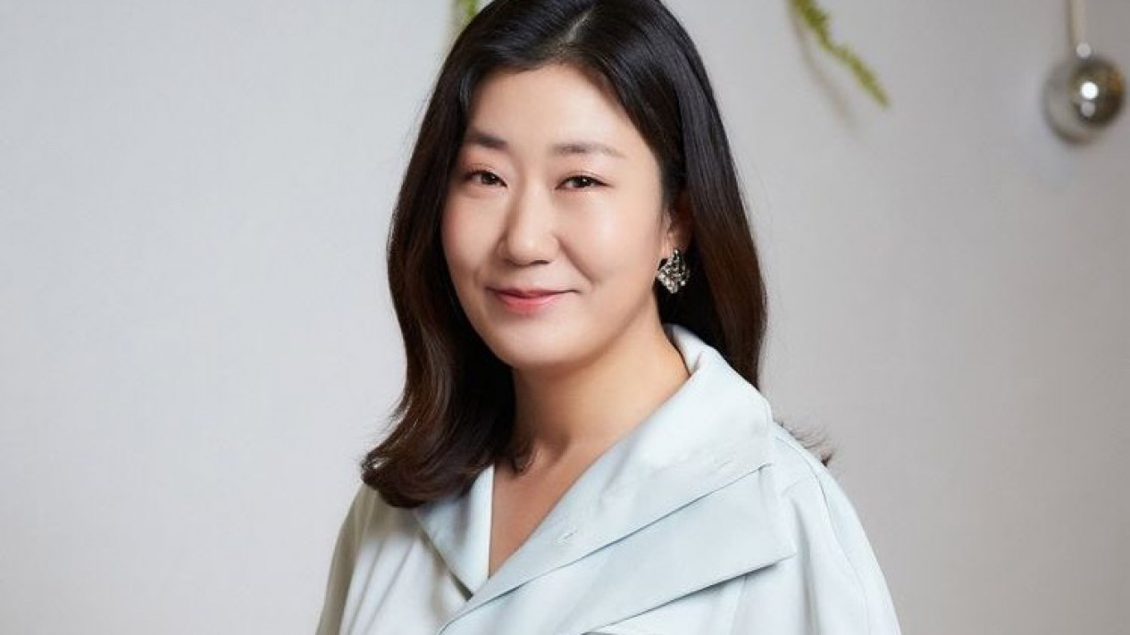 Qora sochli qoshiqchi