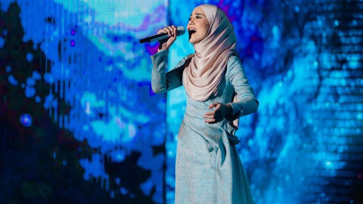 Lesti Kejora bernyanyi di panggung acara televisi