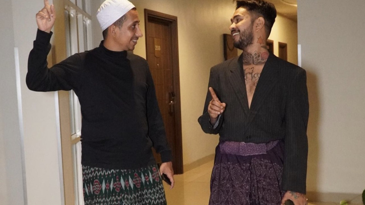 5 Potret Onadio Leonardo Nyaman Pakai Sarung Bersama Habib Ja'far