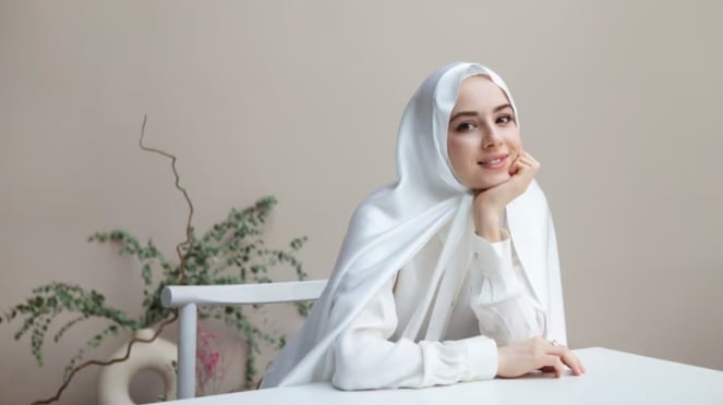 5 Tutorial Hijab Menutup Dada untuk Inspirasi Bukber