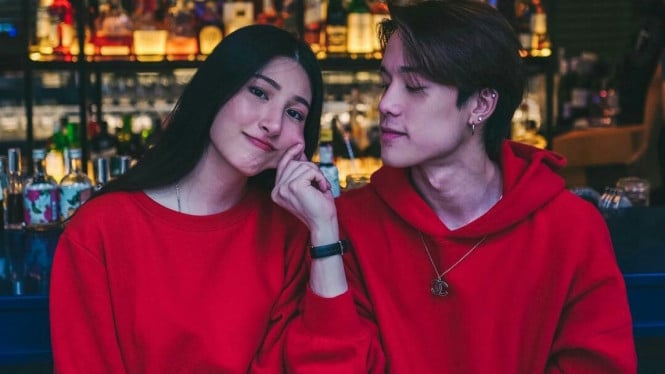 Teeradon Supapunpinyo atau Jamy James dan kekasihnya.