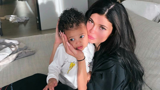Kylie Jenner dan Stormi Webster.
