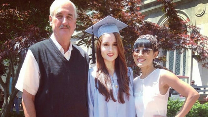 Cinta Laura saat lulus dari Columbia University.