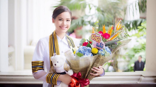 Yaya Urassaya lulus kuliah