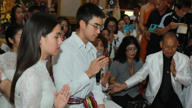 Yaya dan kekasih melakukan upacara Merit Making